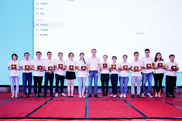 老员工颁奖.jpg 老员工颁奖.jpg