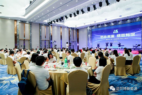 观看表演.jpg 观看表演.jpg